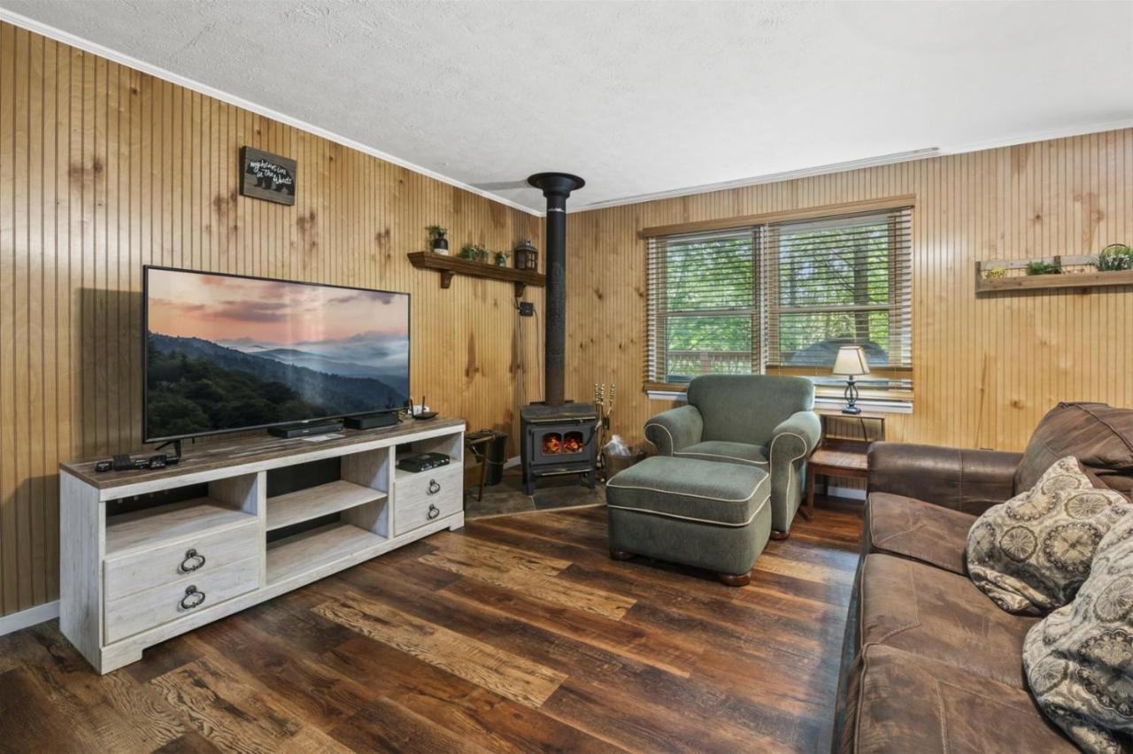 Serene Forest View- Hot Tub- Pet Friendly With Fenced Yard 개틀린버그 외부 사진